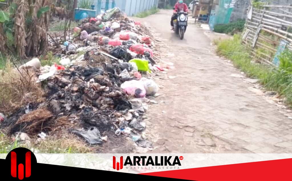 Warga Keluhkan Sampah Bau Busuk Dibiarkan Menumpuk Di Pinggir Jalan Utan Kenanga