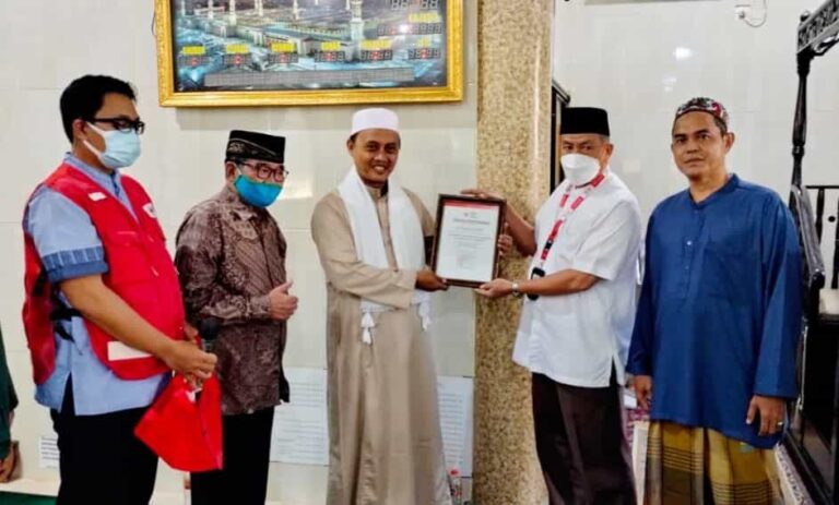 Jamaah Masjid Al Hikmah dan warga Kampung Bali RW 04, Kalideres memberikan donasi senilai Rp 12.350.000 kepada Palang Merah Indonesia