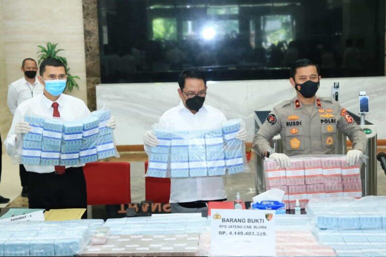Bareskrim Polri menetapkan lima orang tersangka dalam dua dugaan kasus korupsi pemberian kredit di Bank Jateng cabang Blora