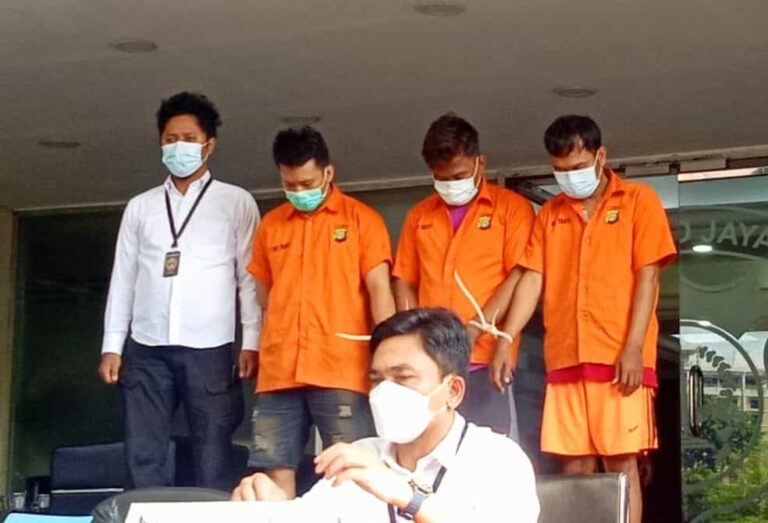 Polisi bekuk tiga dari lima tersangka kasus pencurian dengan pemberatan yang menimpa seorang korban wanita bernama Meta Kumalasari