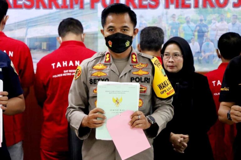 Satuan Reserse Kriminal Polres Metro Jakarta Pusat berhasil membongkar komplotan mafia tanah yang berlokasi di Serang, Banten. Sebanyak 10