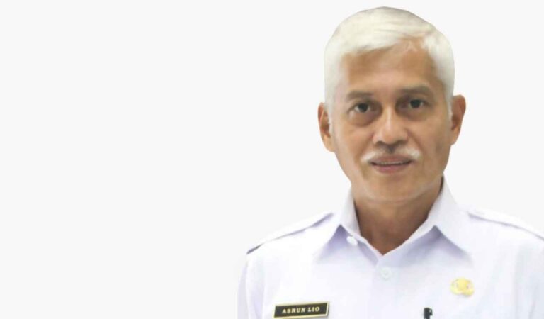 Kadikbud Sultra, Drs Asrun Lio merupakan salah satu sosok pejabat dengan fashion latar belakang pendidikan atau akademisi.