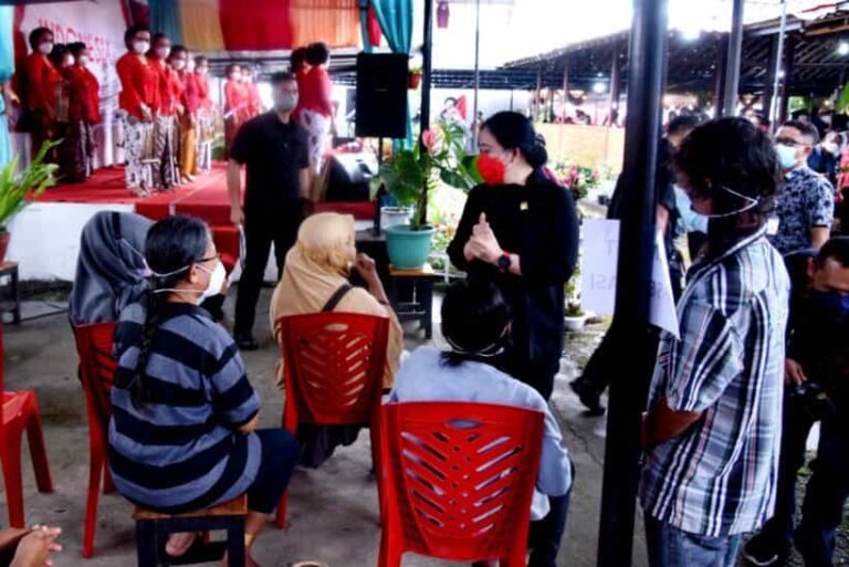 Ketua DPR RI Puan Maharani meminta pemerintah segera mengatasi kenaikan harga minyak goreng yang sangat drastis.
