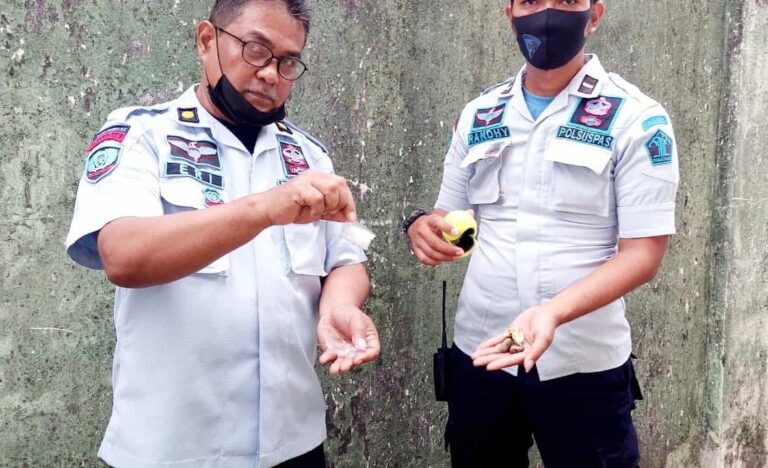 Lapas Klas IIB Muaro Sijunjung, Sumatera Barat menggagalkan upaya penyelundupan narkoba jenis sabu ke dalam lapas dalam bola tenis.