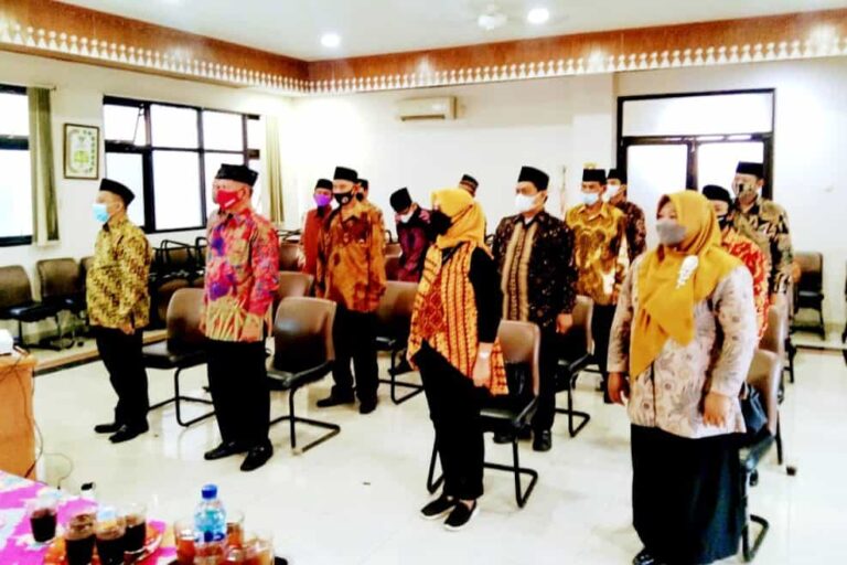Camat Palmerah Firmanudin melantik 17 anggota Lembaga Musyawarah Kelurahan (LMK) Kelurahan Palmerah periode 2021 -2024
