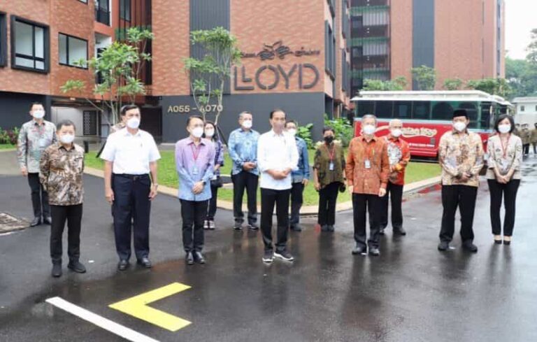 Menteri Perencanaan Pembangunan Nasional (PPN)/Kepala Bappenas Suharso Monoarfa mendampingi Presiden Joko Widodo saat
