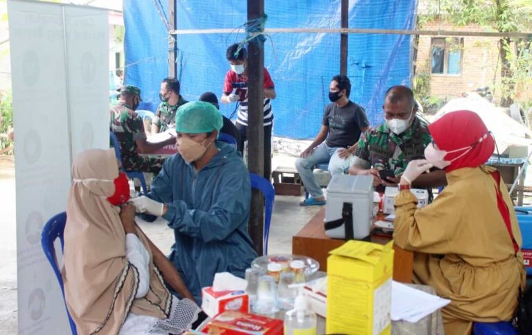 Vaksinasi door to door dengan cara jemput bola mendatangi rumah warga lansia di pesisir Kampung Kelurahan Tanjung Tengah