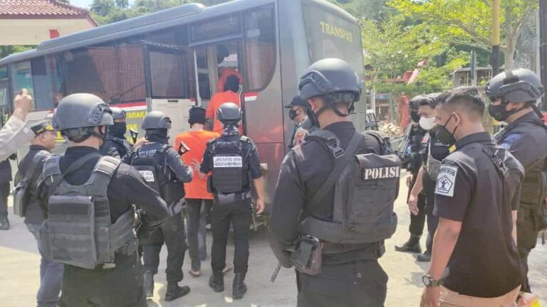 Sebanyak empat narapidana kategori high risk dipindahkan dari lembaga pemasyarakatan (lapas) Aceh ke pulau Nusakambangan, Jawa Tengah.