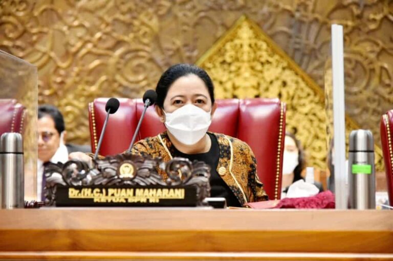 Ketua DPR RI Puan Maharani menyebut prihatin dengan fenomena joki karantina yang marak terjadi belakangan ini. Dia pun meminta pengawasan