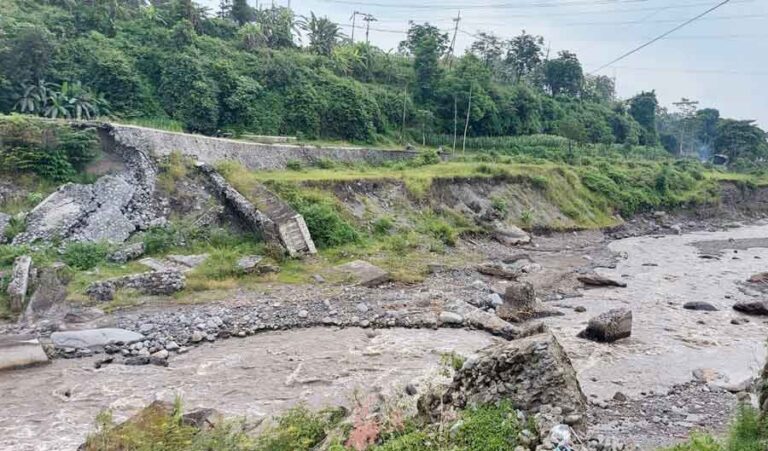 Nari salah satu warga Dusun Pondok, Desa Pondok Agung mengatakan sejak amblesnya jembatan kali Konto dari tahun 2014 hingga saat