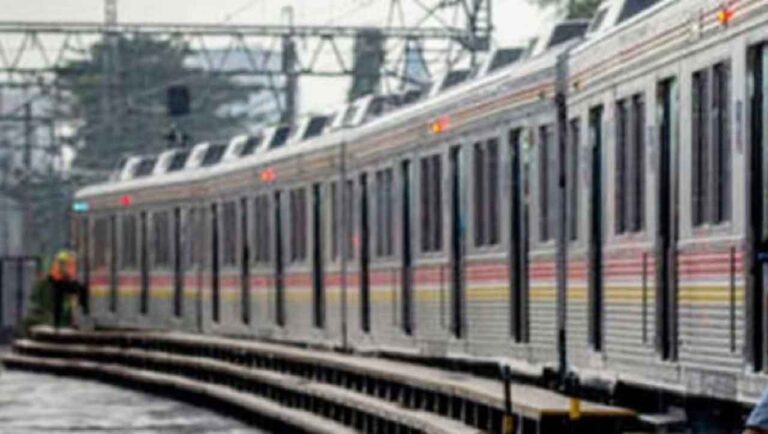 Usai libur Natal 2021, penumpang KRL Commuter Line menurun sebesar 3 persen. Hal ini berdasarkan data KAI Commuter pada Senin
