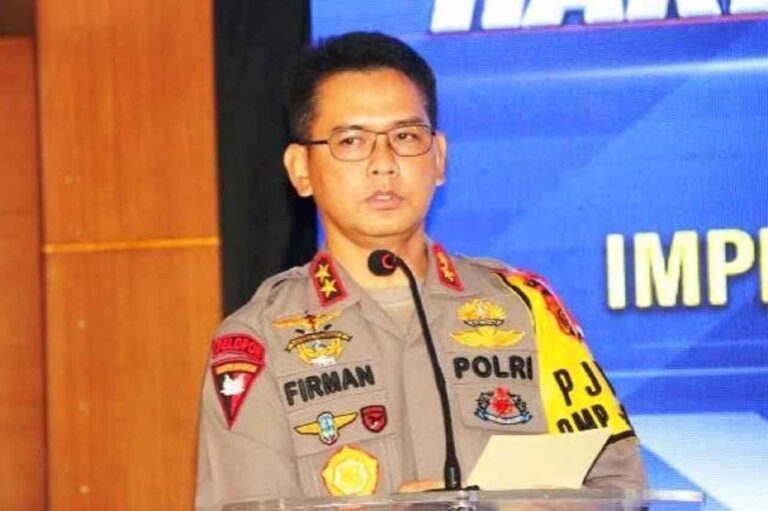 Kapolri Jenderal Listyo Sigit Prabowo meminta masyarakat untuk bersabar menghadapi pandemi Covid-19