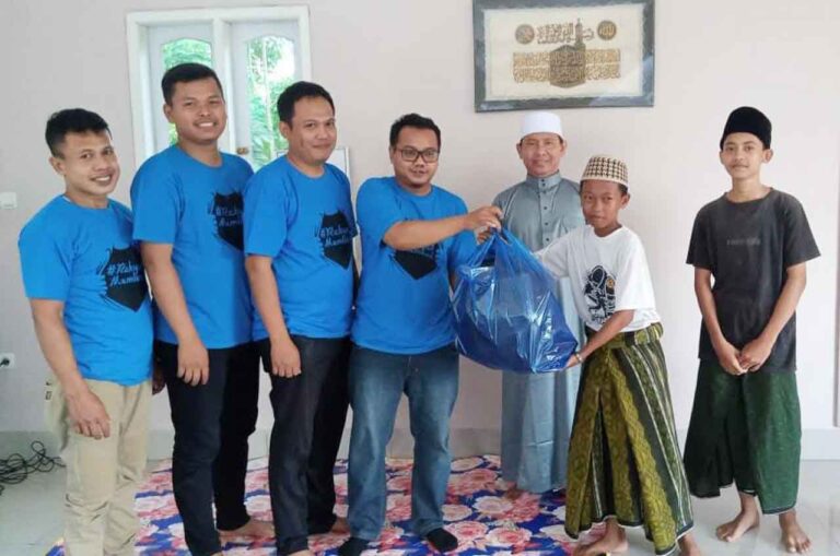 Ponpes El-Bakturiah di Desa Pasir Muncang, Jayanti, Kabupaten Tangerang menerima bantuan makanan siap saji dari Komunitas Rakyat Memberi