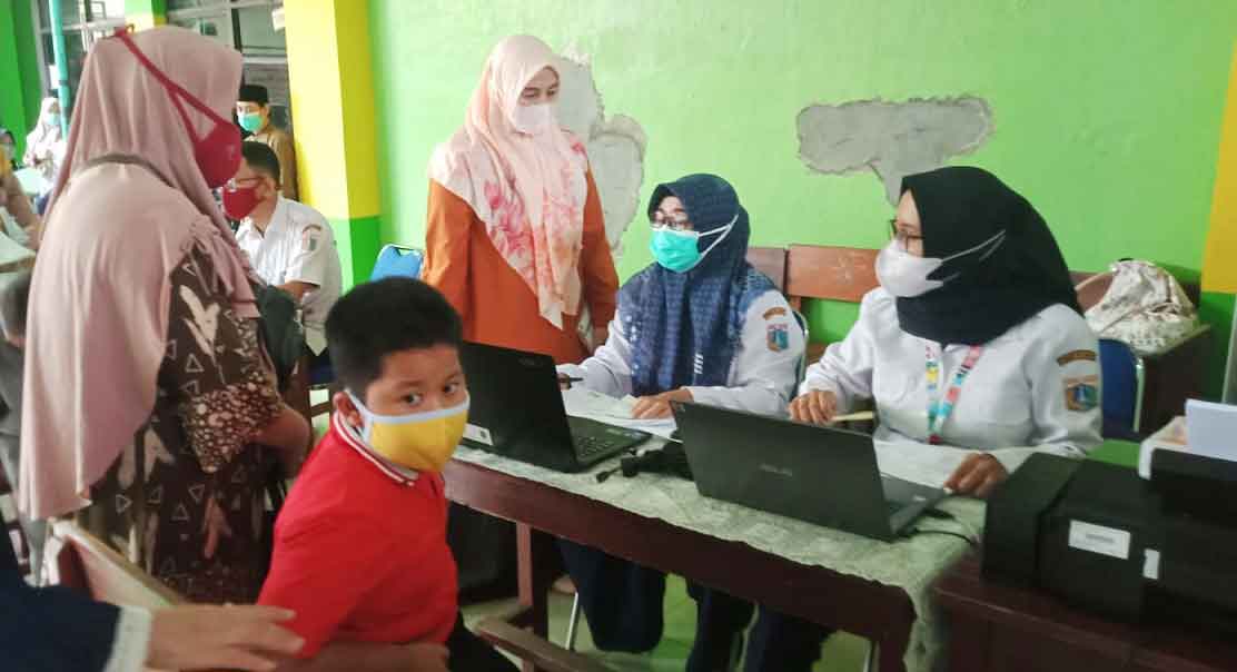 Sebanyak 243 anak usia 6-11 tahun mengikuti vaksinasi dosis pertama di ruang Aula Madrasah Ibtidaiyah Nurul Hasanah Jalan Semanan Raya