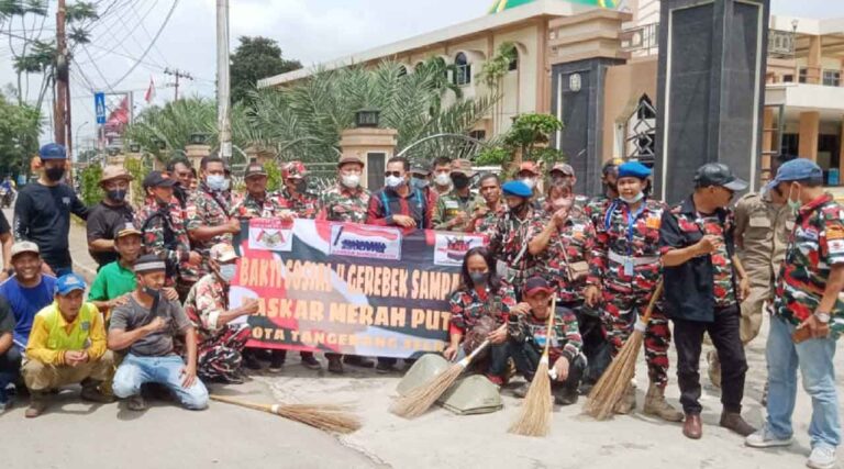 Marcab LMP Tangsel melakukan kegiatan aksi sosial bertajuk "Grebek Sampah" yang dilakukan di Pasar Serpong, Kelurahan Serpong,