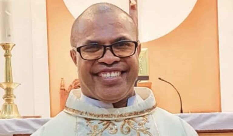 Ditengah cuaca ekstrem, Mgr Inno Ngutra Pr Uskup Baru Keuskupan Amboina Ambon Maluku menggantikan Mgr. P.C. Mandagi MSC melakukan lawatan Gerejani kepada Umat Katolik Buru