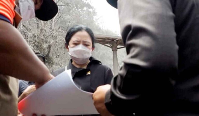 Ketua DPR RI Puan Maharani mengunjungi masyarakat terdampak erupsi Gunung Semeru di Lumajang, Jawa Timur. Selain meminta agar