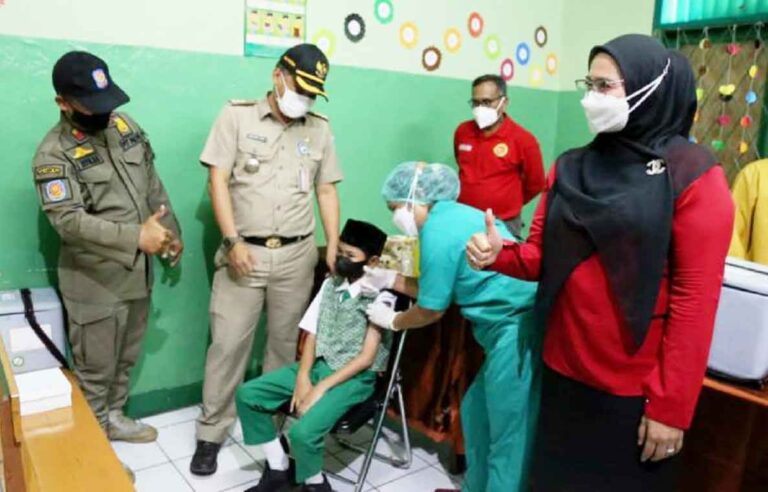 Camat Kembangan Joko Mulyono mengaku tengah melakukan berbagai upaya percepatan dengan menggiatkan vaksinasi Covid-19 usia 6-11 tahun