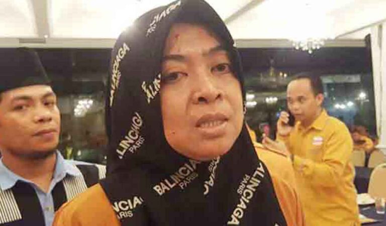 Menanggapi hal itu, Wa Ode Nurhayati mengaku menyambut baik semangat para kader Hanura Sultra, namun ia sendiri meminta agar