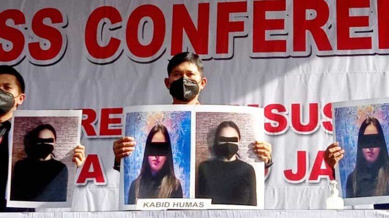 olisi menetapkan sosok publik figur berinisial CA sebagai tersangka atas dugaan kasus prostitusi online. Selain CA, polisi juga menetapkan