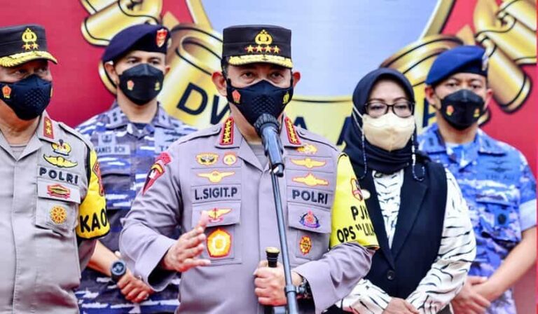 Kapolri Jenderal Listyo Sigit Prabowo mengapresiasi alumni Akabri 2001 yang bersatu padu membangun dan merenovasi 11 tempat ibadah
