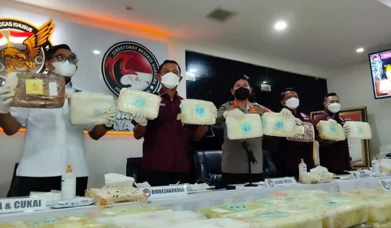 Direktorat Reserse Narkoba Polda Metro Jaya membongkar kasus peredaran narkoba jaringan Timur Tengah. Dalam pengungkapan itu, polisi