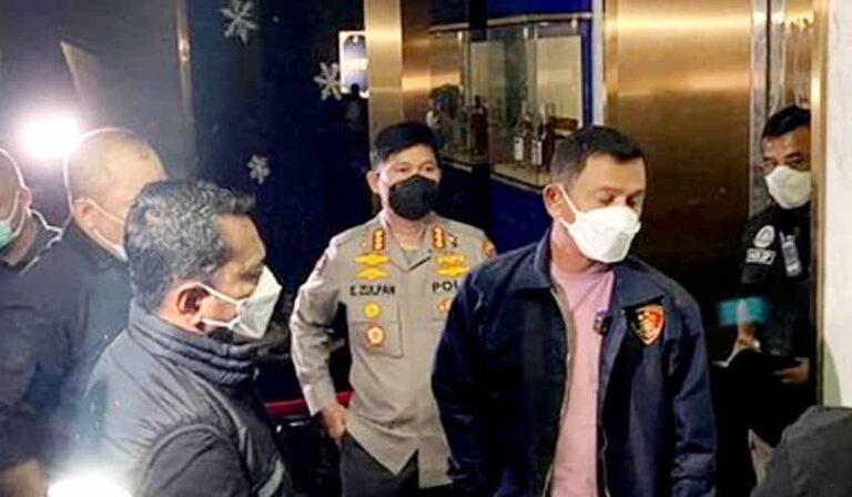 Petugas gabungan dari personel Polda Metro Jaya, Kodam Jaya, dan Satpol PP DKI Jakarta menggelar razia penegakan aturan protokol kesehatan