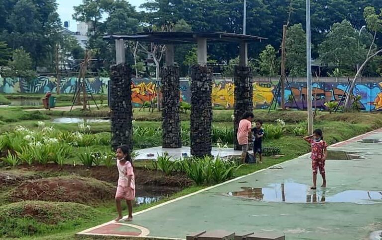 Sebuah Ruang Terbuka Hijau (RTH ) yang bernama "Taman Jalur Hijau Kosambi" di Jalan Dharma Utama, Kelurahan Duri Kosambi, Cengkareng,
