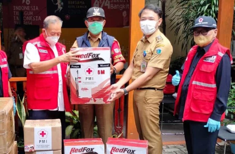 Ketua PMI Jakbar, Baharuddin menyalurkan bantuan berupa perlengkapan dan alat penyemprotan disinfektan untuk wilayah RW 02