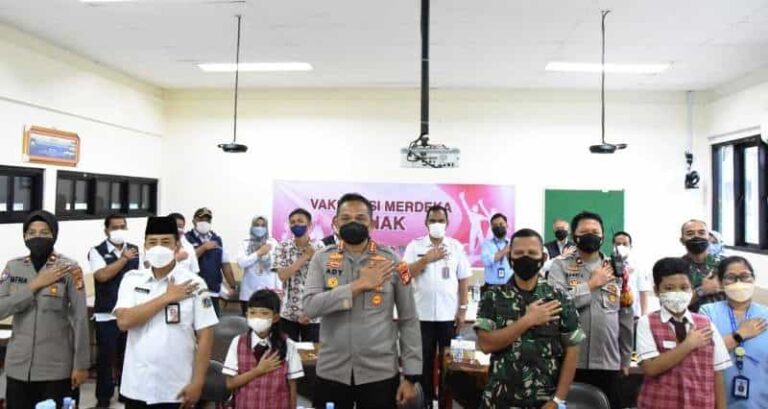 Kapolres Jakbar Kombes Pol Ady Wibowo menghadiri launching vaksinasi merdeka anak, di SDK 11 Penabur, Kelurahan Kedoya Utara