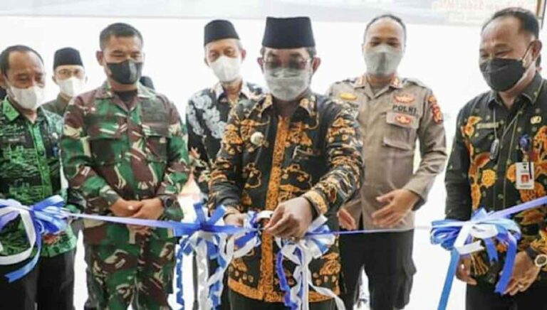Bupati Tanjung Jabung Barat Drs. H. Anwar Sadat, meresmikan gedung bersama pelayanan publik, di Jl. Jenderal Sudirman, Kelurahan Sriwijaya