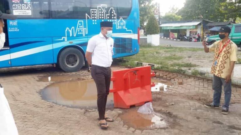 Anggota Komisi 4 DPRD Tangsel dari Fraksi Partai Demokrat Julham Firdaus (JF) gelengkan kepala dan prihatin saat melakukan sidak