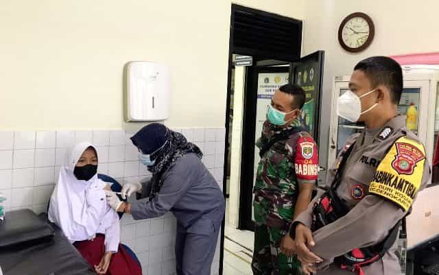 Kelurahan Duri Kosambi, Cengkareng, Jakarta Barat bersama Puskesmas setempat menggelar vaksinasi untuk anak usia 6-11 tahun.