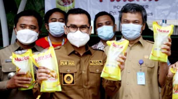 Operasi pasar murah jenis minyak goreng digelar Pemkot Tangsel di Kantor Kecamatan Pamulang, Tangerang Selatan, Selasa (11/01/2022).