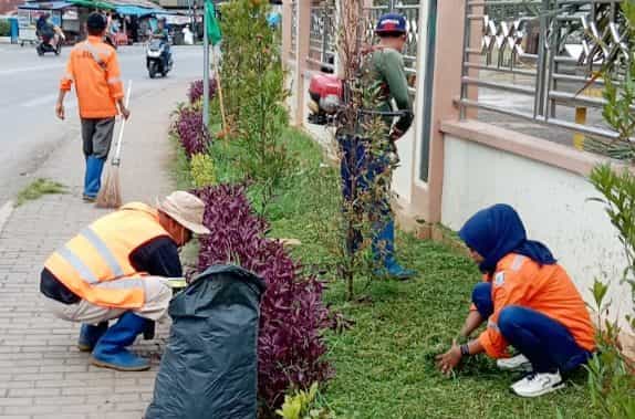 DLH Tangsel Gelar Aksi Bersih-Bersih di Masjid Agung Serpong
