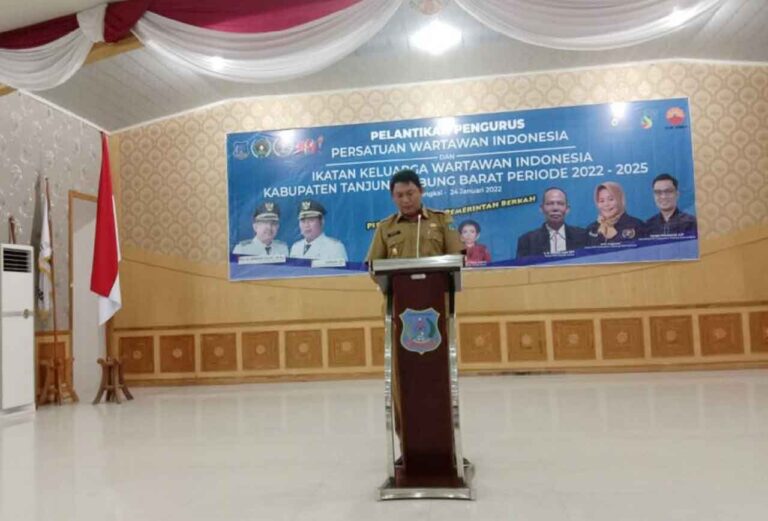 Bupati Tanjab Barat diwakili Wabup Hairan menghadiri pelantikan pengurus PWI Tanjab Barat periode 2022-2025 bertempat di Balai Pertemuan