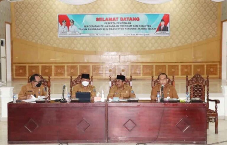 Bupati Kabupaten Tanjung Jabung Barat Drs. H. Anwar Sadat memimpin rapat Pembinaan Percepatan Pelaksanaan Program dan Kegiatan