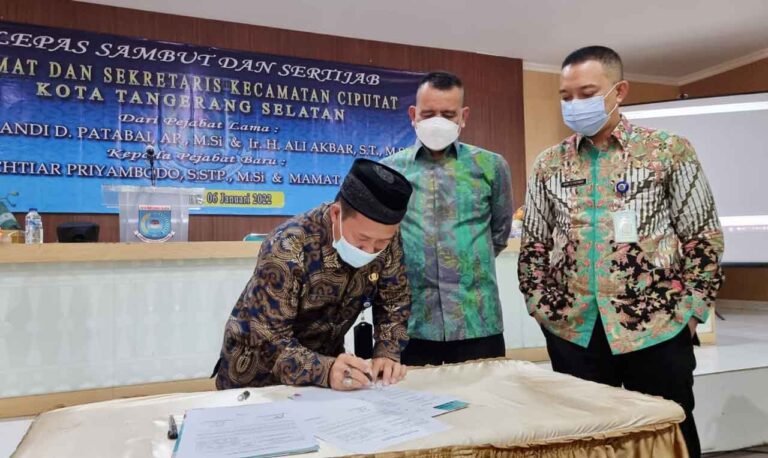 Sekcam Ciputat Ali Akbar harus legowo saat dirinya masuk kedalam rotasi besar-besaran pejabat administrator esselon 2 dan 3 yang dilakukan