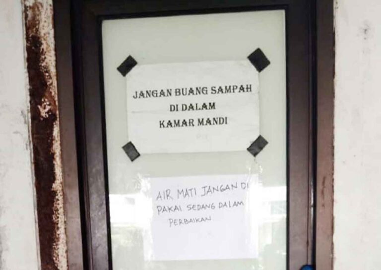 Suplai air bersih di gedung Wali Kota Jakarta Barat mati, terutama di gedung parkir kendaraan bermotor. Imbasnya, tujuh toilet di blok itu pun