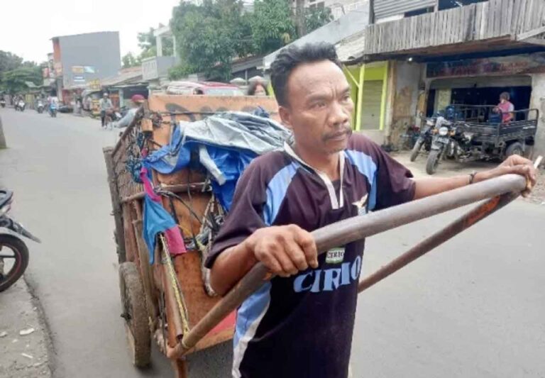 Bekerja sebagai tukang sampah tidak menjadikan Wadek (50) berkecil hati untuk mewujudkan impiannya.