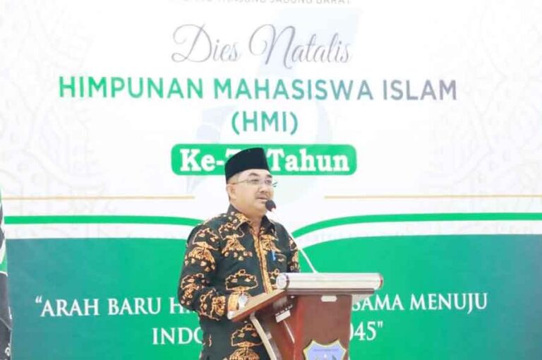 Bupati Tanjung Jabung Barat Drs. H. Anwar Sadat, mendatangi Dies Natalis HMI (Himpunan Mahasiswa Islam) ke-75 Tahun dengan bertajuk