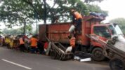 Suku Dinas Lingkungan Hidup Jakarta Barat mengerahkan sebanyak 250 sampai 275 truk perhari untuk mengangkut sampah pasar dan non pasar