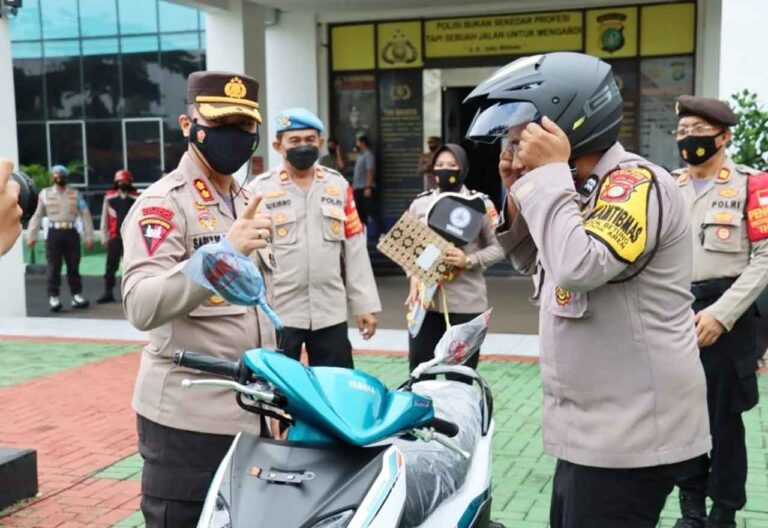 Kapolres Tangsel, AKBP Sarly Sollu mengapresiasi dedikasi Bhabinkamtibmas terbaik di wilayah hukumnya dengan memberikan reward berupa
