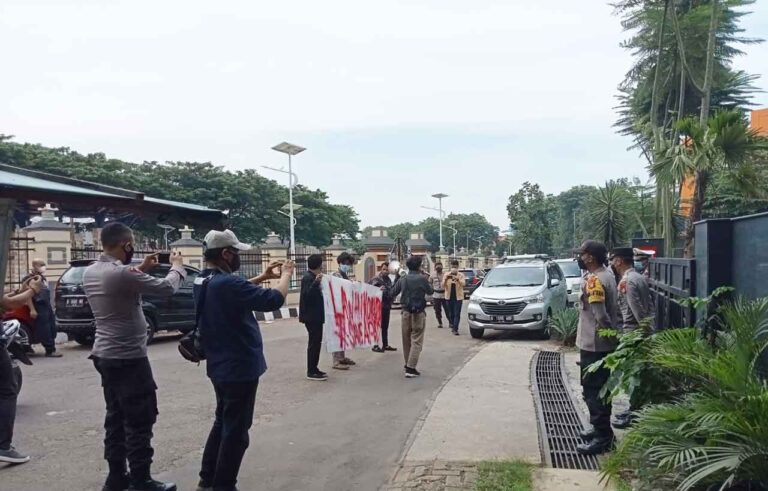 Sekelompok masyarakat yang mengatasnamakan diri dengan Kaum Murba (Musyawarah Rakyat Besar) menggeruduk Dinas Kesehatan