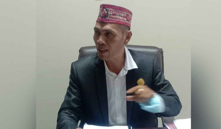 Ketua DPRD Manggarai Barat Martinus Mitar menyebut pemberitaan soal “Pejabat Dikarantina” itu tidaklah benar, saat dirinya di telepon via