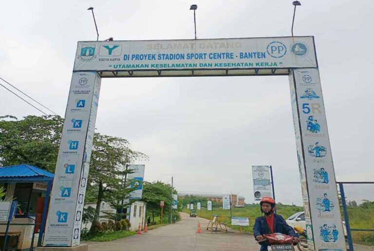 Pengusiran yang dilakukan petugas proyek pembangunan stadion sport center Banten, di Kota Serang terhadap 2 orang wartawan
