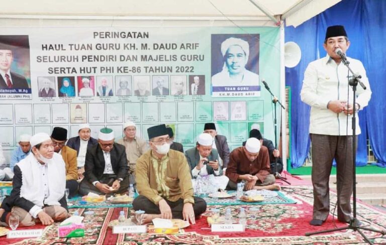 Hadiri Peringatan Haul KH M Daud Arief dan HUT Yayasan Perguruan Hidayatul Islamiyah (PHI) Ke-86 di halaman gedung Yayasan PHI Kuala