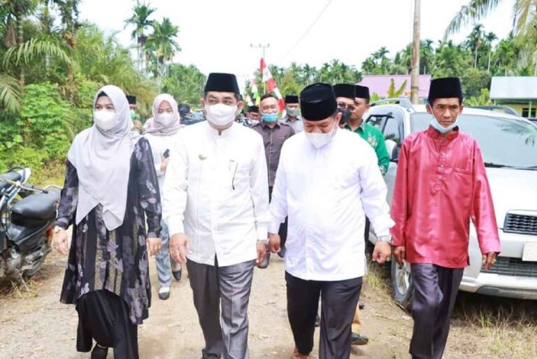 Bupati Tanjab Barat Drs. H. Anwar Sadat, didampingi Ketua TP PKK Tanjab Barat Hj. Fadhilah Sadat menghadiri peringatan Isra Mir’aj Nabi