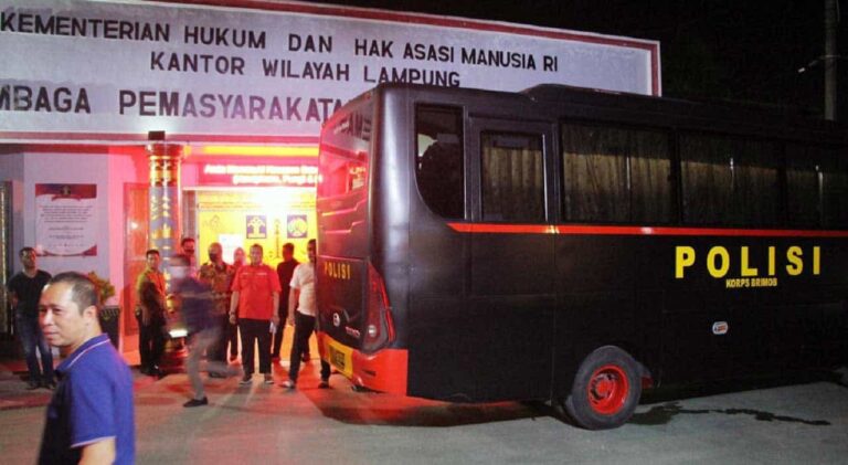 Sekitar sembilan terpidana kasus narkoba di Lapas Kalianda dipindah ke Lapas di Nusakambangan, Jumat (25/3) jam 21.00 WIB.