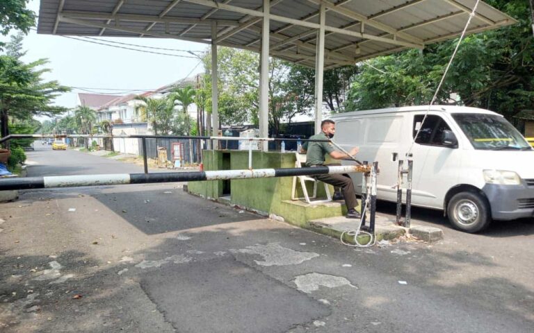 Pemasangan portal jalan di perbatasan wilayah RW 011, Duri Kosambi, dirasa telah mengusik aktivitas Warga RW 012 Kelurahan Semanan